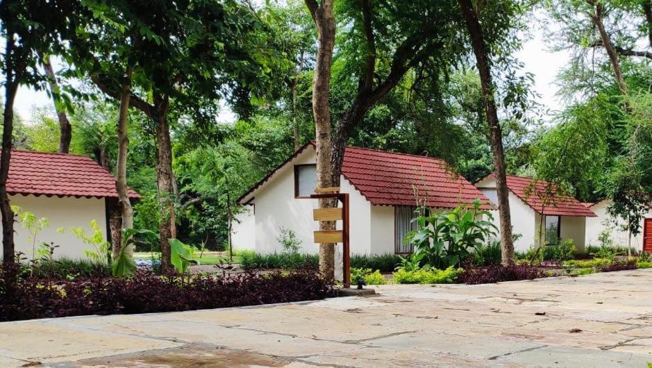 Aranya Vilas - A Nature Resort Udaipur Exterior foto